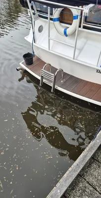 achtersteven van een boot aan de steiger