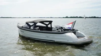 sloep op het water met overkapping