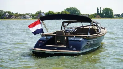 sloep op het water, achteraanzicht