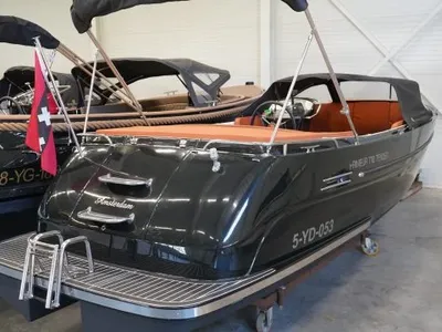 zwarte tender in showroom met bruine kussens