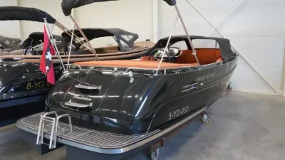 zwarte tender in showroom
