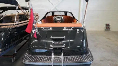 achteraanzicht van sloep in showroom