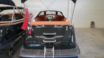 zwarte tender in binnenshowroom