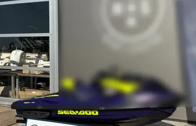 waterscooter buiten bij winkel