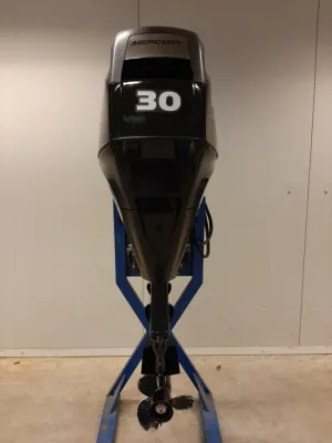buitenboordmotor op standaard binnen
