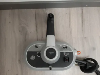 bedieningshendel en schakelkast op houten vloer