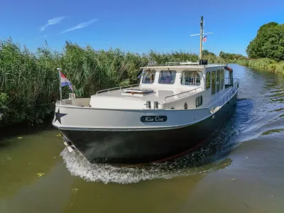 varend motorjacht in smalle waterweg