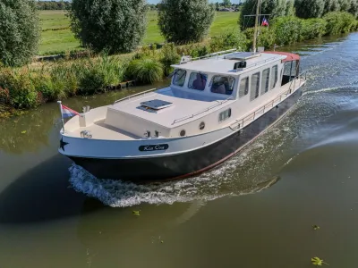 motorjacht varend op kanaal