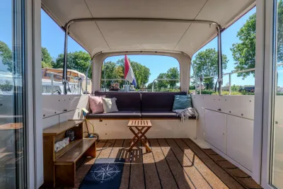 open kuip met zitbank en kap