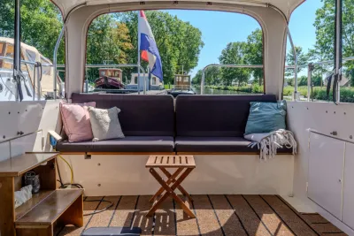 open kuip met bank en uitzicht