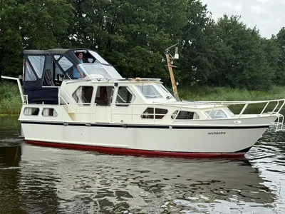 motorboot in vaarwater naast groene oever