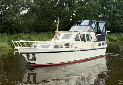 motorjacht op rustig binnenwater