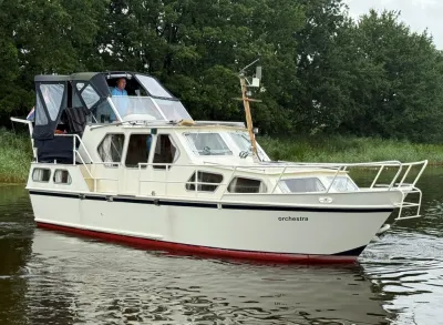 motorjacht op stil water bij oever