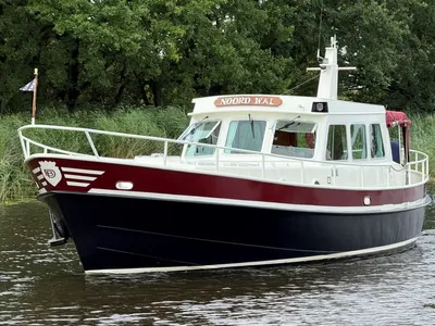 motorboot in het water bij riet