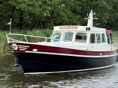 motorjacht op rivier met groene oever