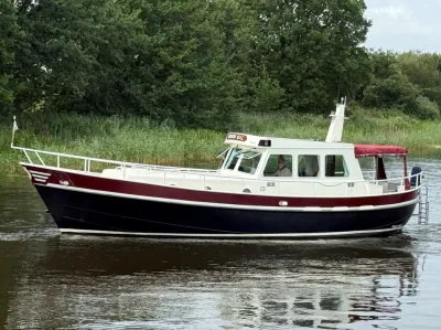 motorjacht op rustig water