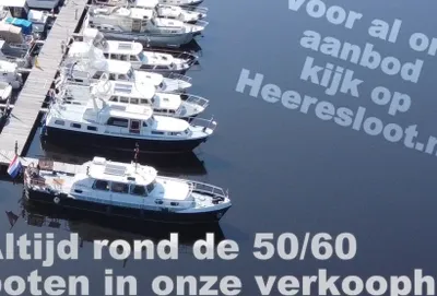 luchtfoto van boten in een jachthaven