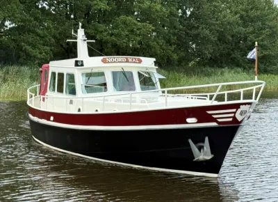 rood-witte motorboot op rivier