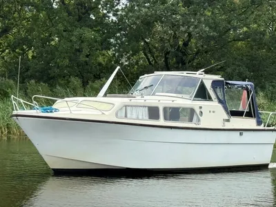 wit polyester motorjacht op water
