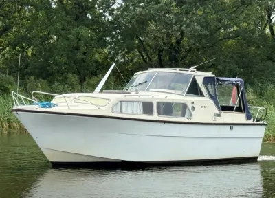 wit polyester motorjacht op water