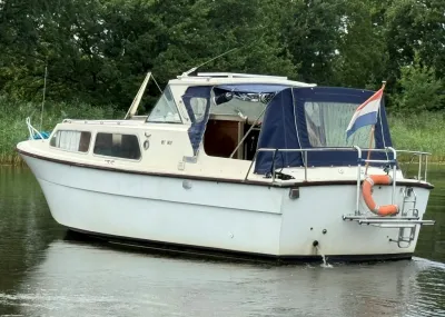 witte openkuip kruiser op stil water