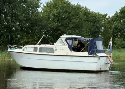 witte openkuipcruiser op rustig water