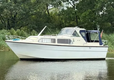 wit polyester openkuip kruiser op het water