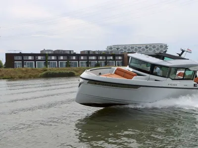 motorboot op kanaal met kade en gebouwen