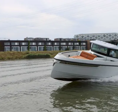 motorboot op kanaal met kade en gebouwen