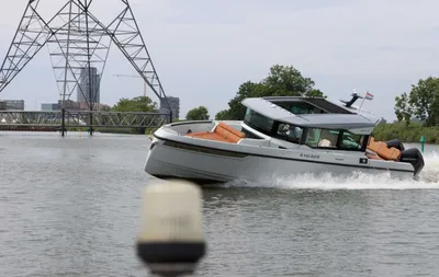 sportboot op het water met landschap erachter