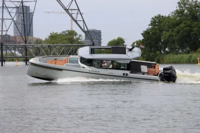motorjacht varend op rivier met opbouw