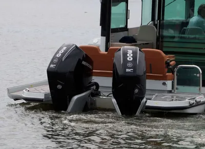 Achterkant van motorboot met twee buitenboordmotoren