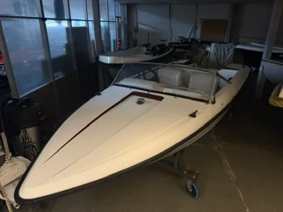 speedboot in opslaghal