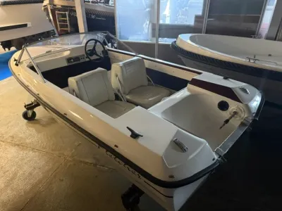speedboot in showroom