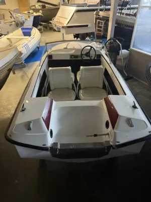 kleine speedboot in opslagloods