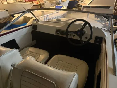 Cockpit met stoelen en stuur