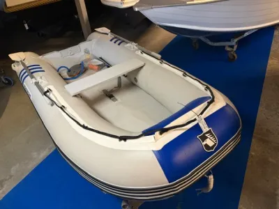 opblaasbare rubberboot op blauwe ondergrond