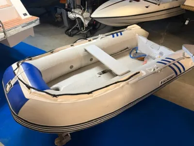 opblaasbare rubberboot in showroom