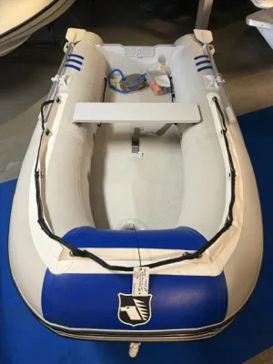 opblaasbare rubberboot op vloer