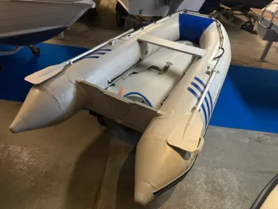 opblaasbare rubberboot in binnenruimte
