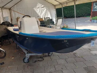 consoleboot onder tent op bestrating