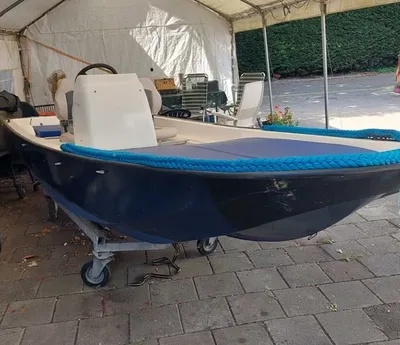 consoleboot onder tent op bestrating