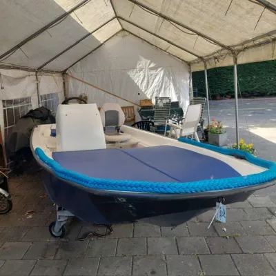consoleboot in tent bij oprit