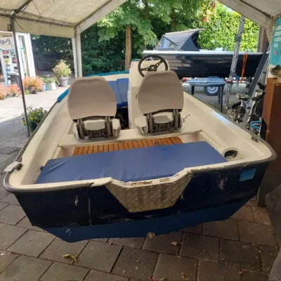 consoleboot onder afdak met twee stoelen