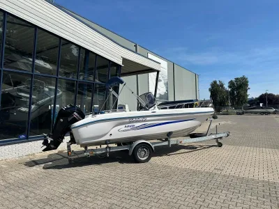 motorboot op trailer bij bedrijfspand