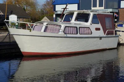 wit motorjacht afgemeerd in water