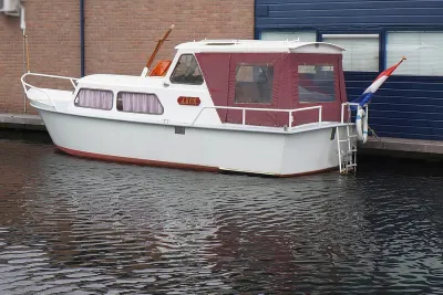 motorboot afgemeerd bij kade