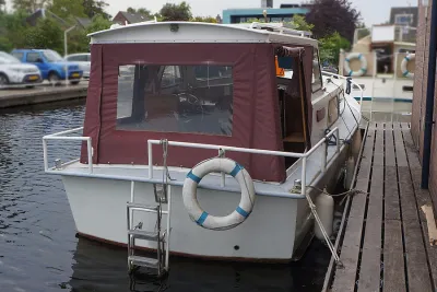 kleine cabineboot aangemeerd bij steiger