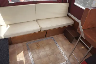 interieur met zitbank en vloerluke