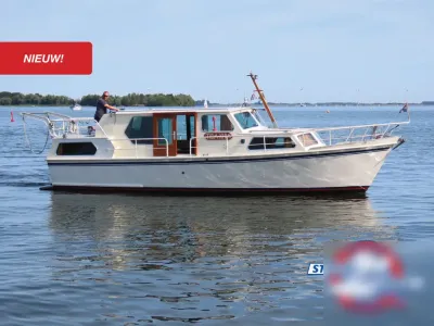 motorkruiser op rustig water